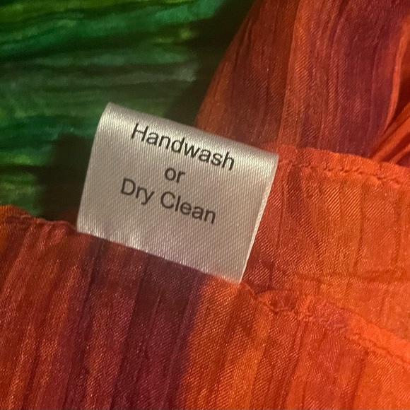EUC 100% Silk Two-Toned Crinkle Scarf: Scarves Green Red & Orange - Accent Piece - Picture 5 of 8